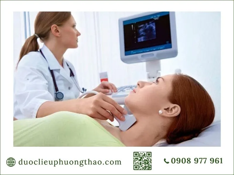 Ung thư tuyến giáp là gì? Nguyên nhân, triệu chứng và hướng điều trị phù hợp Bác sĩ siêu âm kiểm tra tuyến giáp chẩn đoán nguyên nhân gây ung thư tuyến giáp là gì